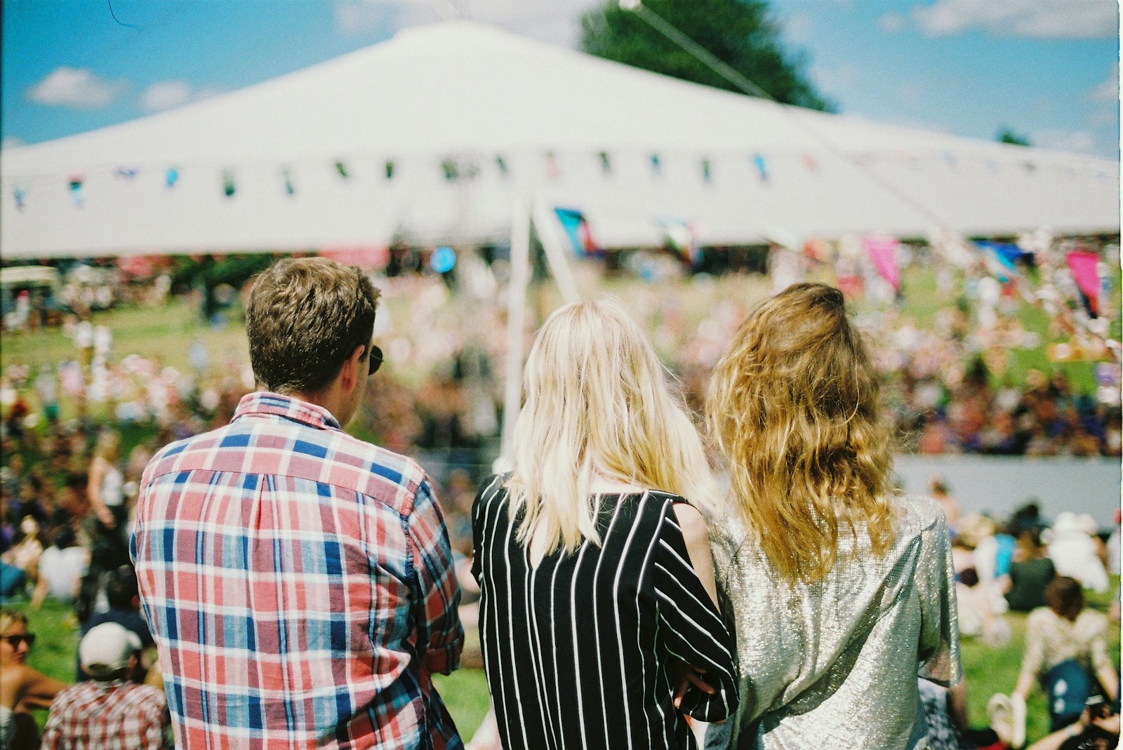 PRINTED TENTS VS. PLAIN TENTS: MAKING THE RIGHT CHOICE FOR BUSINESS BRANDING