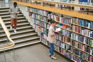 From High School to College: E-Libraries Supporting Students
