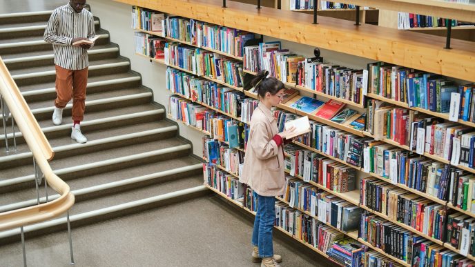 From High School to College: E-Libraries Supporting Students