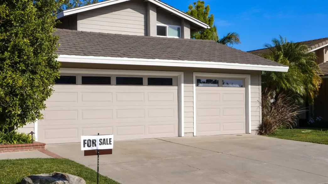 US home listing prices fall